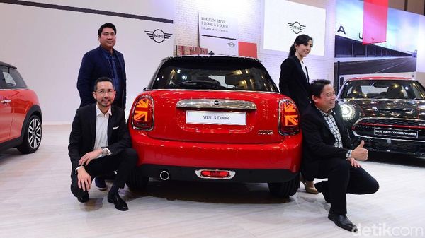 Ada Bendera Inggris di Mobil Ini