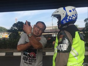 Menolak Ditilang, Pelanggar Ganjil-Genap Ini Ngamuk ke Polisi Menolak Ditilang, Pelanggar Ganjil-Genap Ini Ngamuk ke Polisi