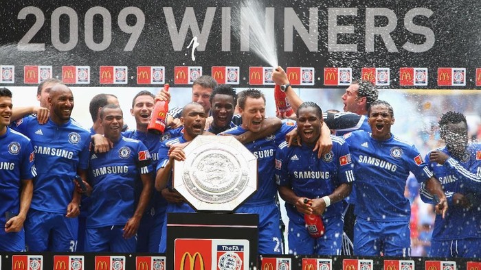 LONDON, ENGLAND - AUGUST 09:  Captain John Terry of Chelsea leads the celebrations with the trophy after victory in the FA Community Shield match between Manchester United and Chelsea at Wembley Stadium on August 9, 2009 in London, England.  (Photo by Phil Cole/Getty Images)