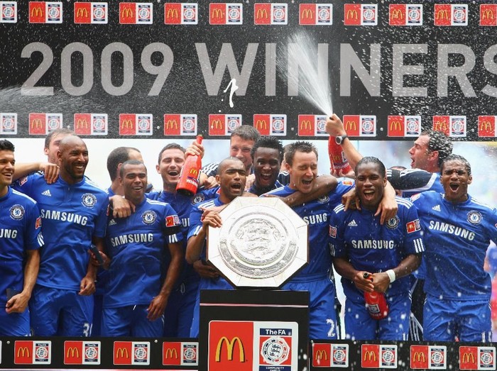 LONDON, ENGLAND - AUGUST 09:  Captain John Terry of Chelsea leads the celebrations with the trophy after victory in the FA Community Shield match between Manchester United and Chelsea at Wembley Stadium on August 9, 2009 in London, England.  (Photo by Phil Cole/Getty Images)