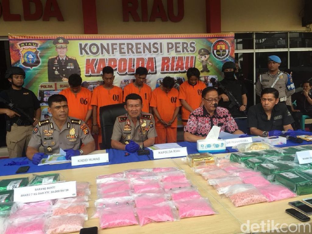 Polda Riau Amankan 33 Kg Sabu dan 42 Ribu Butir Ekstasi Polda Riau Amankan 33 Kg Sabu dan 42 Ribu Butir Ekstasi