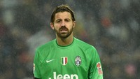 Usai kesulitan di Milan, Marco Storari dilepas ke Juventus pada 2010 seharga 4,5 juta euro. Meski hanya diplot sebagai pelapis Gianluigi Buffon, Storari bisa ikutan mengangkat banyak trofi bersama Si Nyonya Tua di antaranya empat gelar Scudetto. (Foto: Valerio Pennicino/Getty Images)