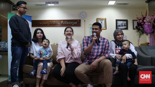 Kahiyang Ayu mengumumkan nama anak ditemani keluarga.