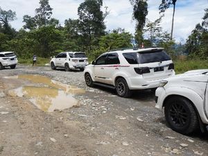 Fortuner Jadi Taksi di Papua
