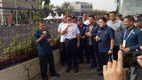 Foto: Saat JK-Anies Makan Pisang untuk Cek Bau Kali Item