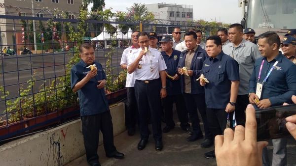 Foto: Saat JK-Anies Makan Pisang untuk Cek Bau Kali Item