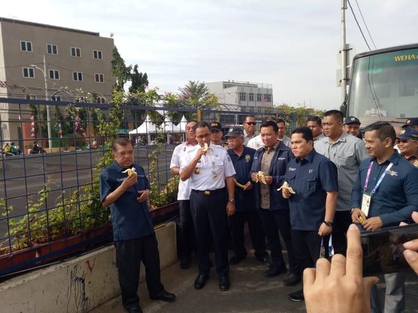 Foto: Saat JK-Anies Makan Pisang untuk Cek Bau Kali Item