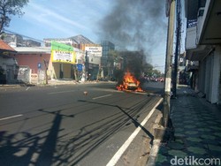 City Car Ini Terbakar Setelah Tabrak Tiang Telepon