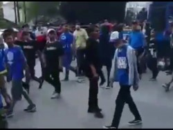 Video: Tawuran Warga Vs Suporter Bola di Pasar Rebo, 1 Orang Tewas