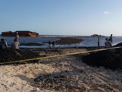 Dihantam Badai, Kapal Tongkang Batu Bara Terbelah Dua di Pantai Aceh