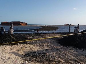 Dihantam Badai, Kapal Tongkang Batu Bara Terbelah Dua di Pantai Aceh Dihantam Badai, Kapal Tongkang Batu Bara Terbelah Dua di Pantai Aceh