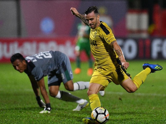 Pesepak bola Bhayangkara FC Paulo Sergio (kanan) melewati penjaga gawang PSMS Medan Abdul Rohim pada pertandingan Gojek Liga 1 2018 di Stadion PTIK, Jakarta Selatan, Jumat (3/8) malam. Bhayangkara FC menang dengan skor 3-1. ANTARA FOTO/Sigid Kurniawan/aww/18.