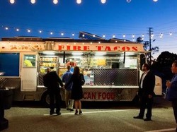 Unik! Pasangan Ini Hanya Sediakan Food Truck di Pesta Pernikahannya