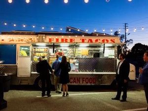 Unik! Pasangan Ini Hanya Sediakan Food Truck di Pesta Pernikahannya Unik! Pasangan Ini Hanya Sediakan Food Truck di Pesta Pernikahannya