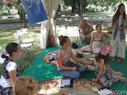 Saat Warga Moskow Belajar Membatik dengan Hati di Festival Indonesia