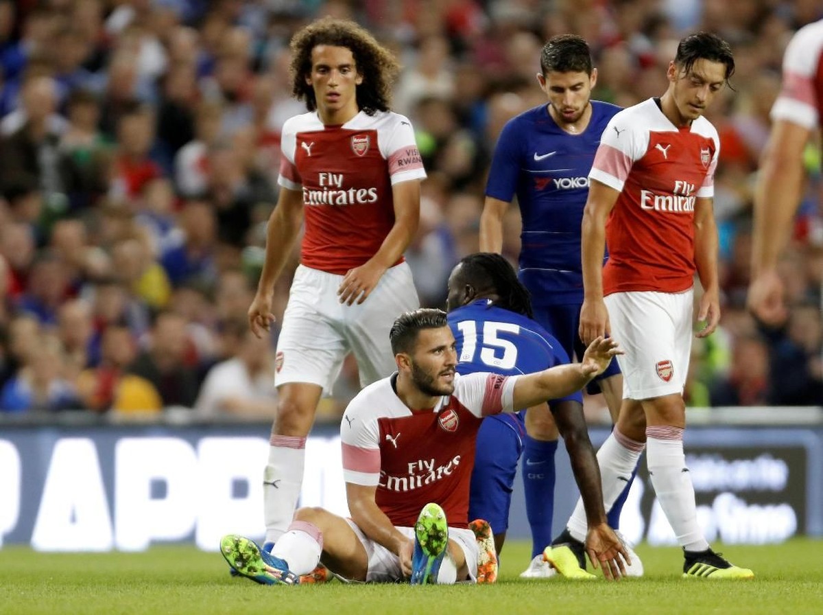 Bek Arsenal Sead Kolasinac akan absen di awal musim karena cedera lutut (Foto: Paul Childs/Action Images via Reuters)