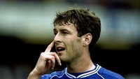 Chris Sutton dibeli Chelsea pada 1999 dari Blackburn Rovers dengan harga 10 juta pound sterling dan jadi rekor transfer klub itu. Sutton cuma bikin satu gol dari 28 laga dan dijual dengan harga 6 juta pound ke Celtic setahun kemudian. (Ben Radford/Allsport)