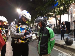 Parkir Sembarangan, Puluhan Angkutan Online Ditilang