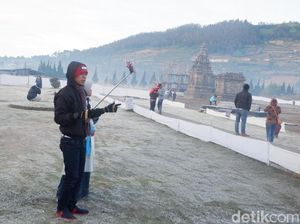 Muncul Embun Es di Dieng, Wisatawan Sebut Bak di Eropa