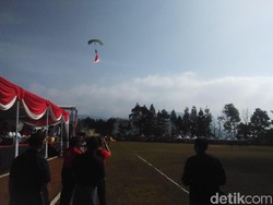Aksi Flypass hingga Terjun Payung Meriahkan HUT Sesko AU ke 55