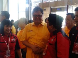 Airlangga dan Elite Golkar Ikut Hadiri Rapat Relawan Jokowi
