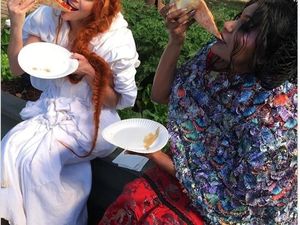 Seperti Ini Tampilan 6 Selebriti Hollywood Saat Makan Pizza