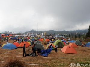 Meski Dingin, Wisatawan Pilih Dirikan Tenda saat DCF