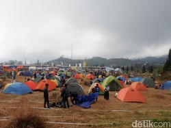 Meski Dingin, Wisatawan Pilih Dirikan Tenda saat DCF