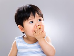 Makan Biskuit Bisa Bantu Menstimulasi Gigi Si Kecil Lho, Bun