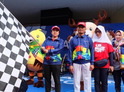 Menko PMK dan Mendikbud Jalan Sehat Bareng 10.000 Peserta di Senayan