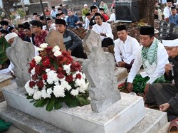 Bersama Ribuan Jemaah, Rommy Ziarahi Makam Pendiri Pesantren Buntet
