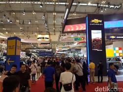 Penuh Sesak Sabtu Sore di GIIAS 2018