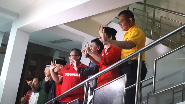 Gaya Kompak Koalisi Jokowi: Sneakers, Kaus Putih, hingga Peci Gaya Kompak Koalisi Jokowi: Sneakers, Kaus Putih, hingga Peci