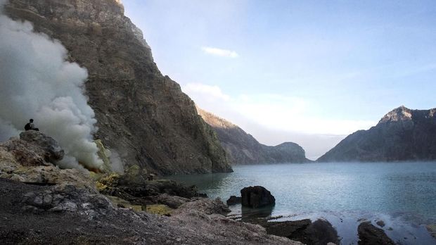 6 Kawah Berpemandangan bak Lukisan di Indonesia