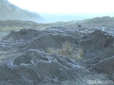 Foto: Bromo Dalam Balutan Embun Es