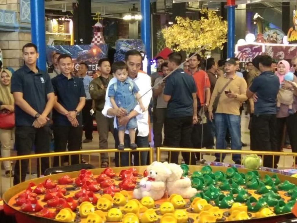 Sebelum Kerja Weekend, Jokowi Ajak Keluarga ke Transmart Bogor Sebelum Kerja Weekend, Jokowi Ajak Keluarga ke Transmart Bogor