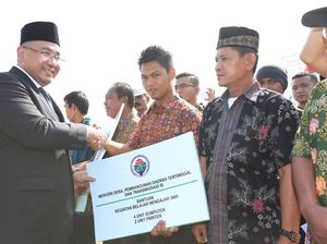 Di Bengkulu, Mendes Bagikan Sertifikat Tanah untuk Warga Transmigran