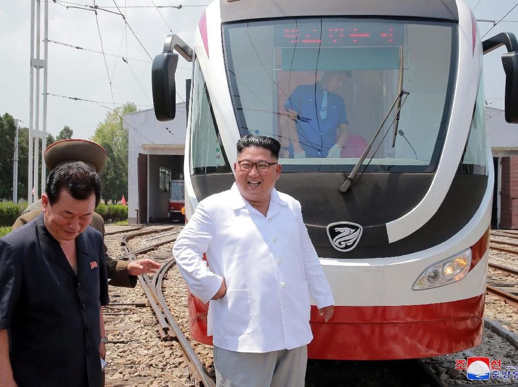 Foto: Saat Kim Jong-Un Blusukan ke Pabrik Bus di Pyongyang