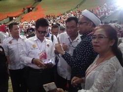 Hadiri Rapat Umum Relawan Jokowi, Ngabalin Jadi Rebutan Selfie