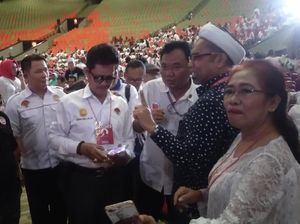 Hadiri Rapat Umum Relawan Jokowi, Ngabalin Jadi Rebutan Selfie Hadiri Rapat Umum Relawan Jokowi, Ngabalin Jadi Rebutan Selfie