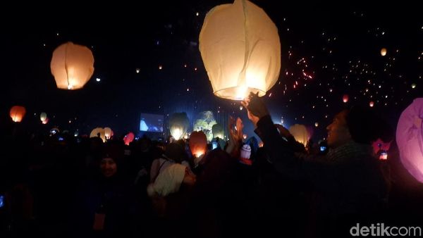 Kelap-kelip Lampion Festival Dieng yang Romantis