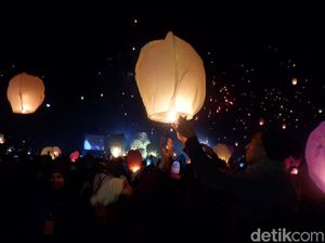 Ribuan Lampion Terangi Langit Dieng saat DCF