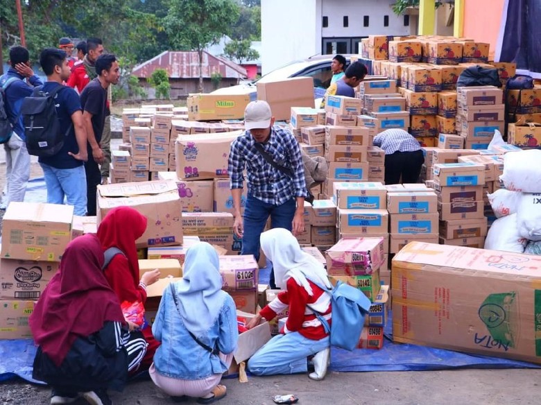 Fahri Hamzah Kirim Dua Truk Susu untuk Korban Gempa NTB Fahri Hamzah Kirim Dua Truk Susu untuk Korban Gempa NTB