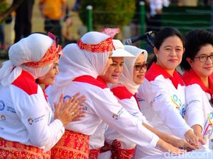 Iriana Tekan Bel, Pemecahan Rekor Dunia Senam Poco-poco Dimulai Iriana Tekan Bel, Pemecahan Rekor Dunia Senam Poco-poco Dimulai