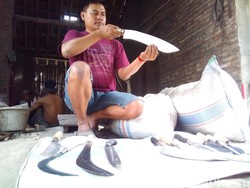 Melihat Pengerjaan Pisau Parang Pemotong Hewan Kurban di Kudus