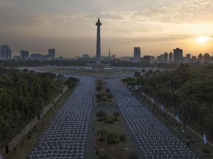 Potret Monas dari Ketinggian Saat Dipenuhi Peserta Poco-poco Potret Monas dari Ketinggian Saat Dipenuhi Peserta Poco-poco