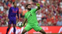 Alisson bahkan berperan dalam gol pertama Liverpool yang dicetak James Milner di menit keempat. Umpan panjangnya jatuh ke kaki Mohamed Salah yang kemudian mengoper ke Sadio Mane. Mane lantas mencatat assist untuk gol Milner. Foto: Charles McQuillan/Getty Images