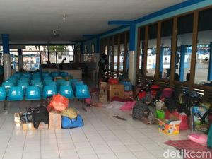 Cuaca Buruk, Puluhan Penumpang Kapal Tertahan di Banyuwangi