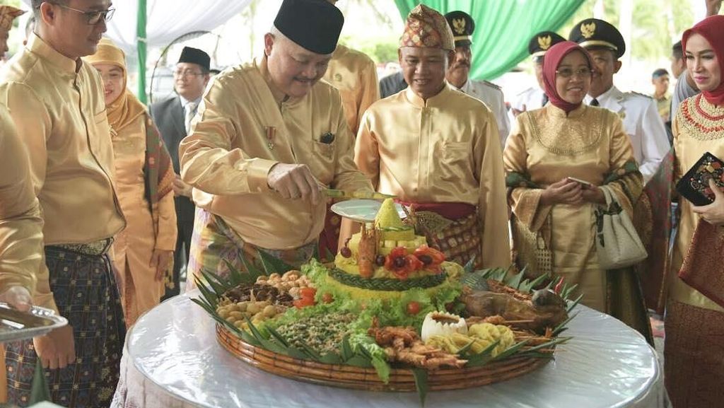 Serunya Momen Alex Noerdin Saat Belanja Cabai hingga Jadi Barista Dadakan Serunya Momen Alex Noerdin Saat Belanja Cabai hingga Jadi Barista Dadakan