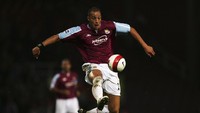 Bobby Zamora juga sedianya langsung nyetel di West Ham United, dengan bikin gol di laga debutnya dan mengantar West Ham kembali ke Liga Inggris. Ia juga turut mengantar The Hammers menjadi runner up Piala FA 2005/2006. Namun pada 2007, performanya menurun dan akhirnya dilego ke Fulham semusim berselang. (Foto: Richard Heathcote/Getty Images)